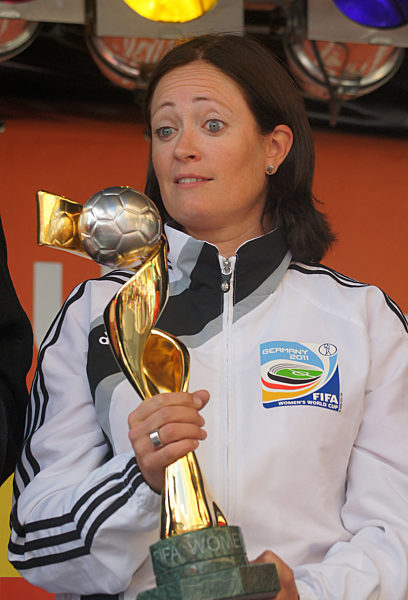 Renate Lingor mit WM-Pokal