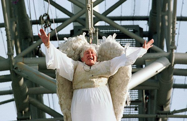 Gotthilf Fischer dirigiert als Engel