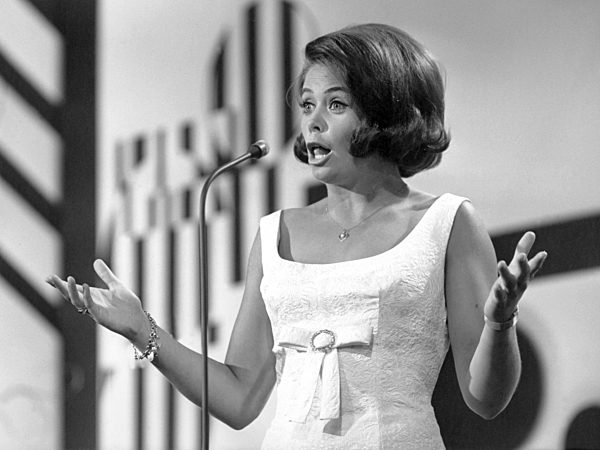 Die norwegische Schlagersängerin Wencke Myhre während ihres Auftritts auf...