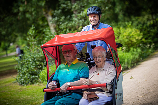 Alt-Bundespräsident Wulff fährt eine Malteser-Rikscha