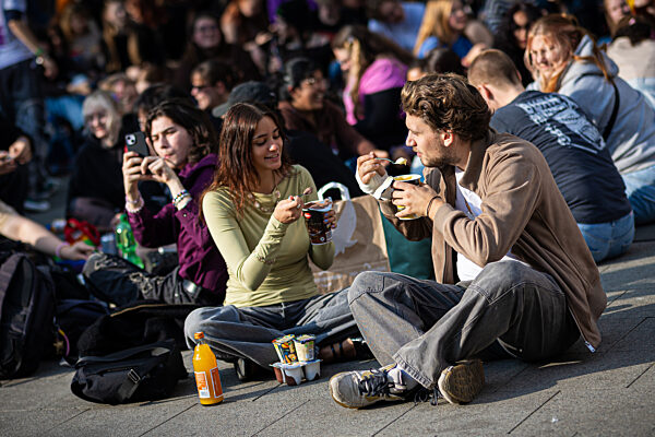 Menschen treffen sich, um Pudding mit Gabeln zu essen