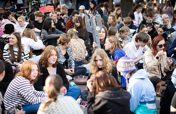 Menschen treffen sich, um Pudding mit Gabeln zu essen