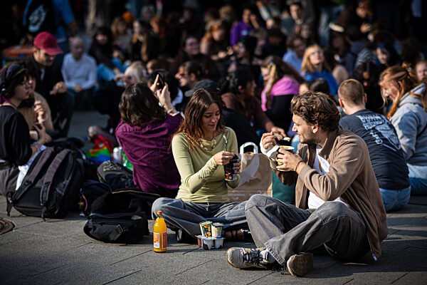 Menschen treffen sich, um Pudding mit Gabeln zu essen
