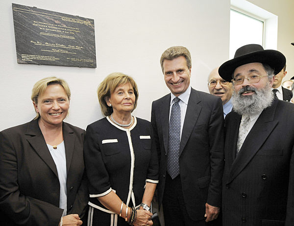 (l-r) Die Stuttgarter Bürgermeisterin für Kultur, Schule und Sport...