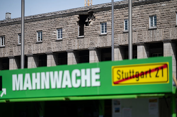 Schaden an Fassade des Stuttgarter Hauptbahnhofs