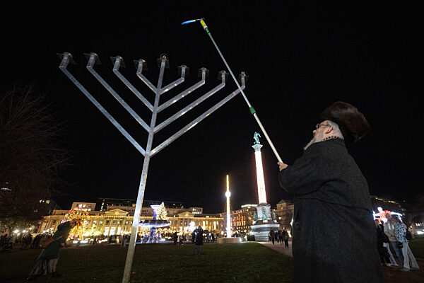 Feierliches Entzünden der Chanukka-Lichter in Stuttgart