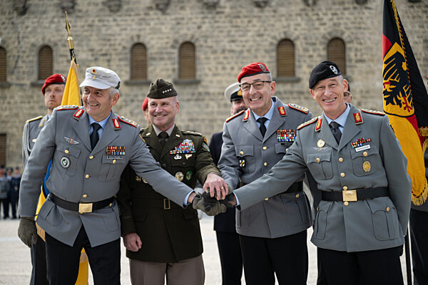 Kommandoübergabe Multinationales Kommando Operative Führung