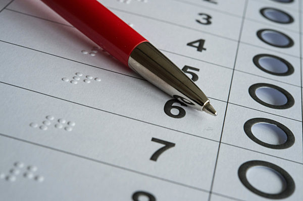 Stimmzettelschablone für Blinde