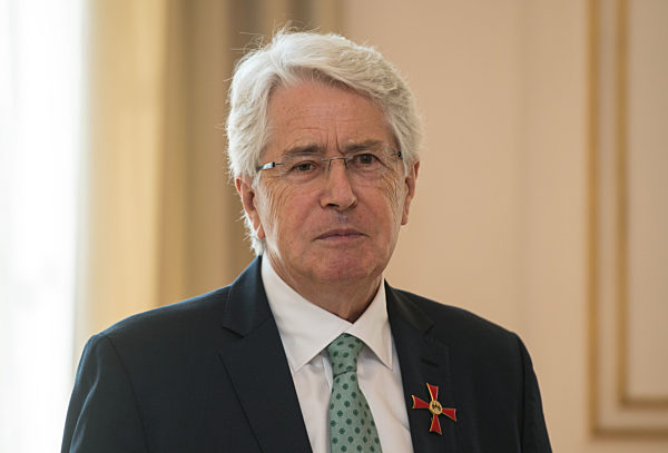 Frank Elstner bekommt Bundesverdienstkreuz