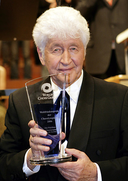 Gotthilf Fischer erhält 1. Weltfriedenspreis der Chorolympiade