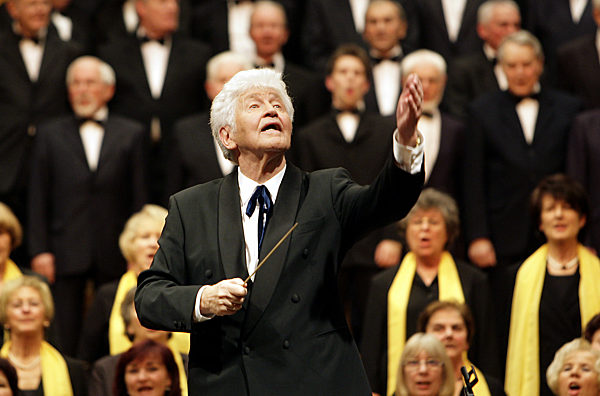 Gotthilf Fischer erhält 1. Weltfriedenspreis der Chorolympiade