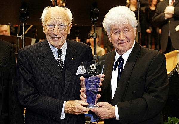 Walter Scheel überreicht 1. Weltfriedenspreis der Chorolympiade an Gotthilf Fischer