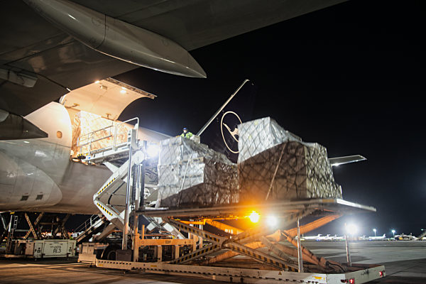 Lufthansa Cargo B777F Entladung bei Nacht