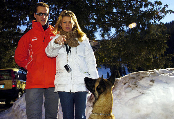Der deutsche Formel 1-Pilot Michael Schumacher und seine Frau Corinna stehen...