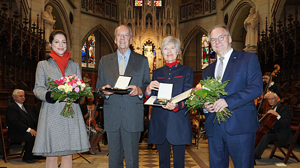 Ministerpräsident Haseloff überreicht Landesverdienstorden