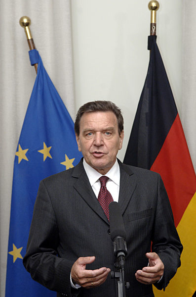 Bundeskanzler Gerhard Schröder (SPD) steht vor den Fahnen Europas und der...