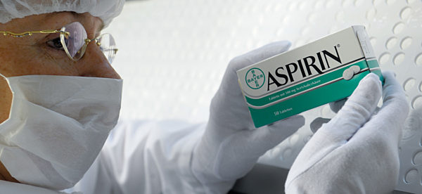 Eine Packung "Aspirin" hält die Mitarbeiterin Liane Zabel am Montag (12.01...