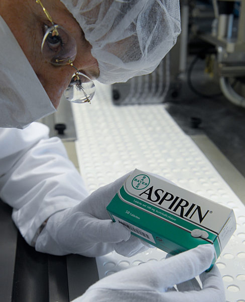 Eine Packung "Aspirin" hält die Mitarbeiterin Liane Zabel am Montag (12.01...
