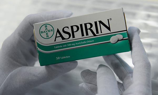 Eine Packung "Aspirin" hält eine Mitarbeiterin am Montag (12.01...