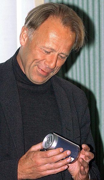 Bundesumweltminister Jürgen Trittin betrachtet "Spar"-Dose