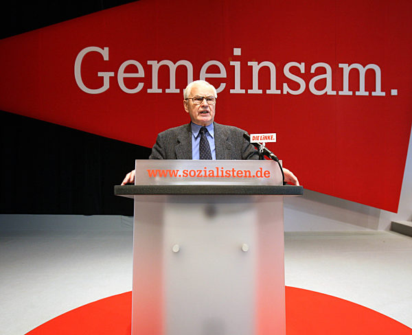 Der Ehrenvorsitzende der Linkspartei, Hans Modrow, spricht am Samstag (10.12...