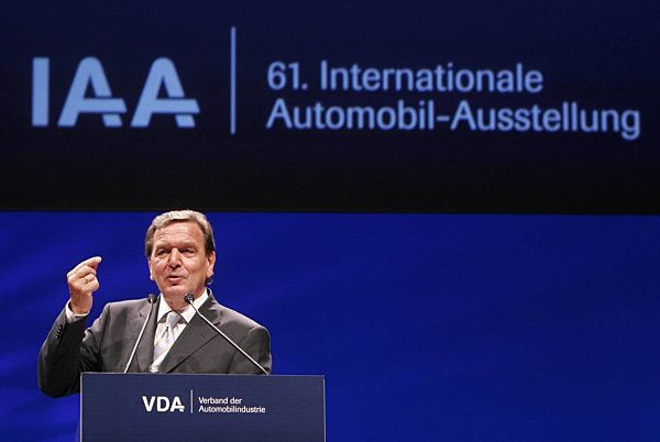 Bundeskanzler Gerhard Schröder gestikuliert am Dienstag (13.09...