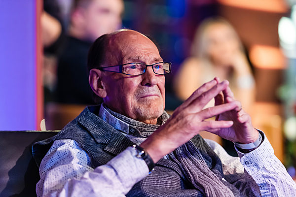 EXCLUSIVE Schauspieler Herbert Koefer mit Maske