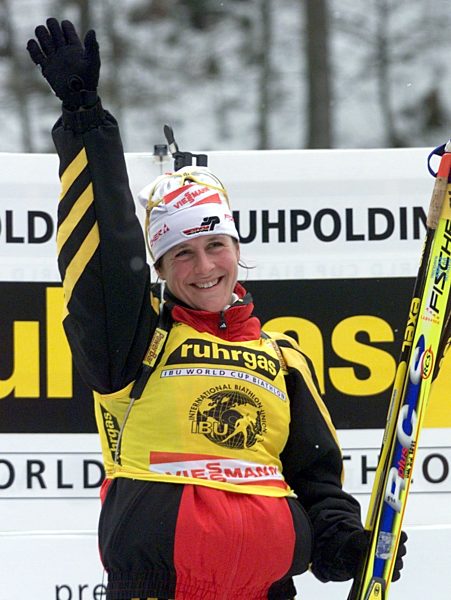 Biathlon: Uschi Disl winkt als Siegerin