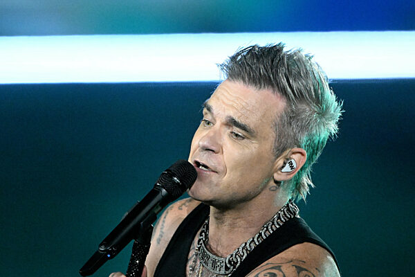 Robbie Williams live auf der Buehne am 27.08.2022 in Muenchen, Messegelaende