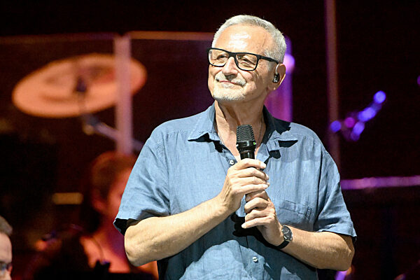 Konstantin Wecker live auf der Buehne am 04.07.2023 in Muenchen, Olympiapark. Tollwood-Festival