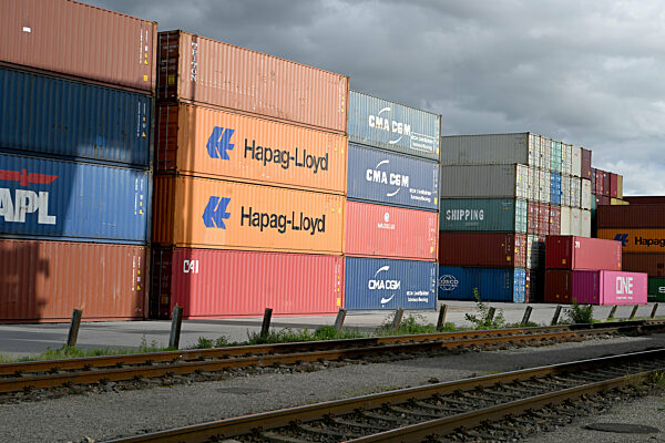 Container werden umgeschlagen und lagern auf dem Gelaende des DUSS-Terminals am 06.11.2023 in Regensburg