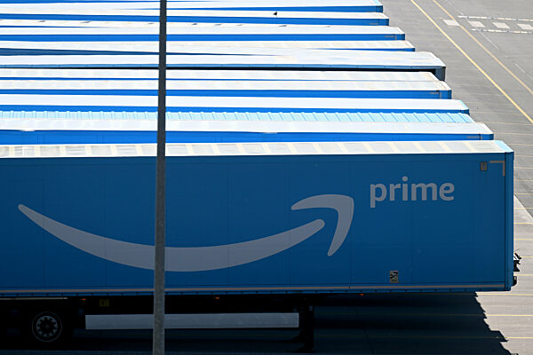 Lagerhallen und LKW-Auflieger mit  der Aufschrift Amazon und Amazon Prime am 27.04.2024 in Gattendorf