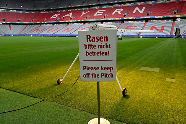 Besuch Bundeskanzler Olaf Scholz im Münchner Fussball Stadion am 03.06.2024 in München