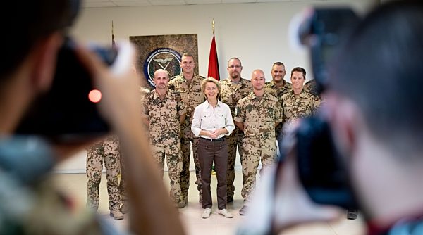 Von der Leyen bei deutschen Soldaten in Jordanien