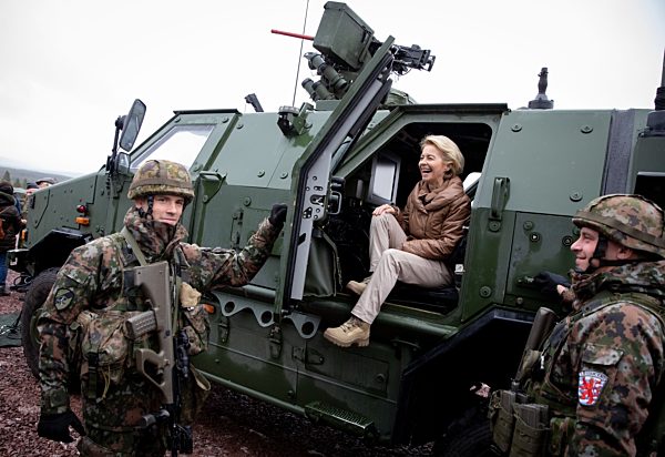 Von der Leyen besucht Nato-Manöver