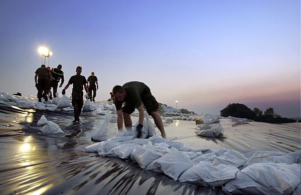 Hochwasser: Soldaten befestigen Elbdeich in Lauenburg