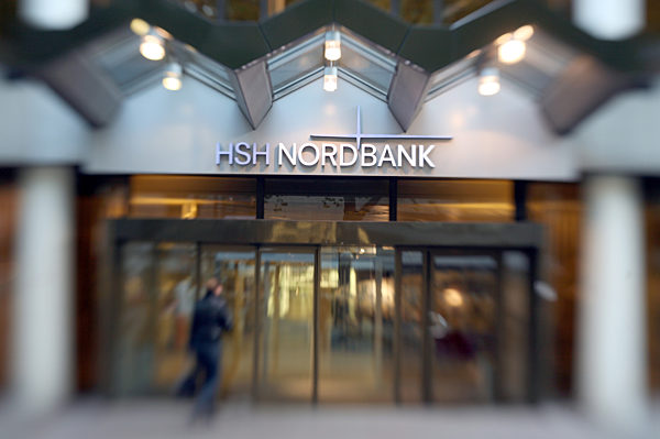 Kunden betreten am Donnerstag (23.10.2008) die HSH Nordbank in Hamburg...