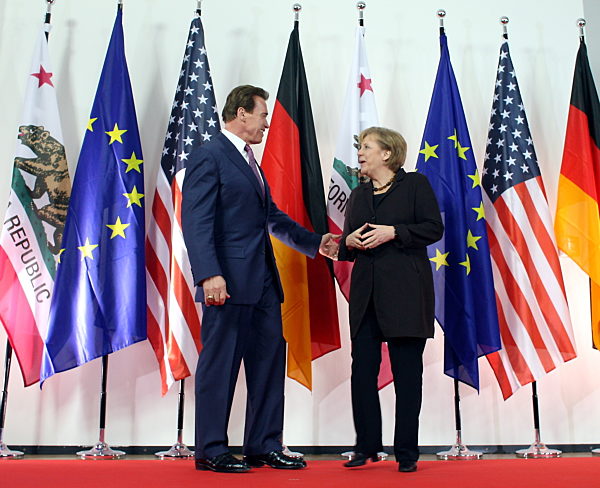 Bundeskanzlerin Angela Merkel (CDU) begrüßt den Gouverneur von Kalifornien...