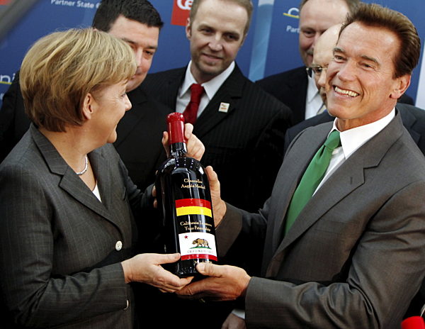 Der Gouverneur von Kalifornien Arnold Schwarzenegger überreicht am Dienstag...