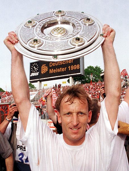 Fußball-Bundesliga: Brehme mit der Meisterschale