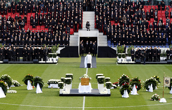 Der Sarg mit dem verstorbenen Nationaltorhüter Robert Enke steht am Sonntag...