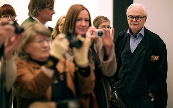 Der berühmte Modefotograf F.C. Gundlach schaut am Donnerstag (26.11...