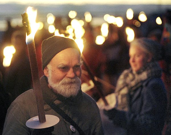 Inselbewohner demonstrieren mit Lichterkette für Schutz