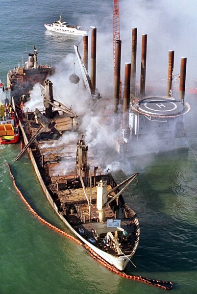 Dutch recovery platform getting anchored to the freighter "Pallas"