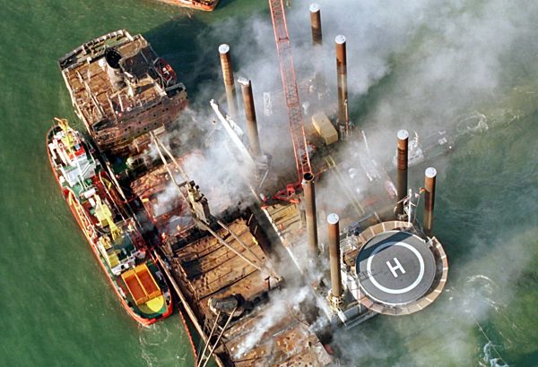 Dutch recovery platform "Barbara" getting anchored to thefreighter "Pallas"