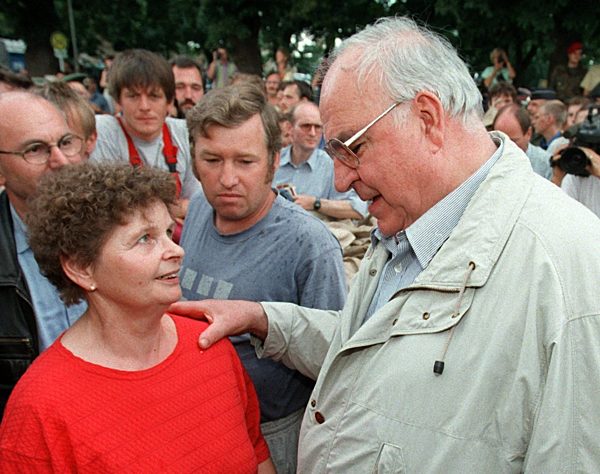Keine Entwarnung im Hochwassergebiet - Kohl verspricht Hilfe