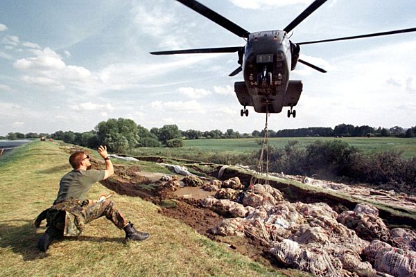 Bundeswehr kämpft verzweifelt um die Oderdeiche