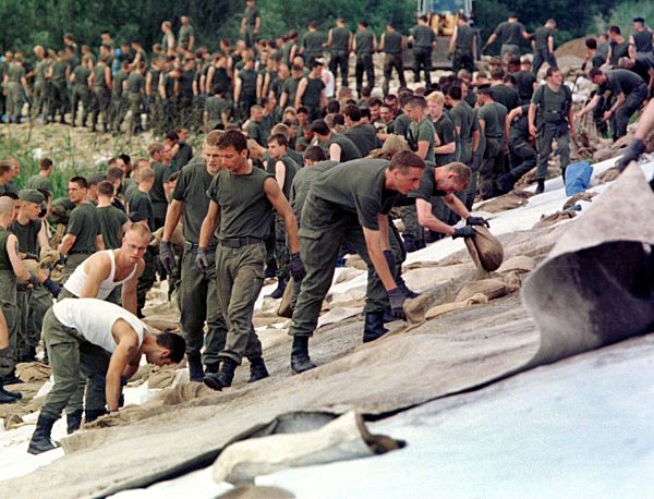 Bundeswehr kämpft verzweifelt um die Oderdeiche