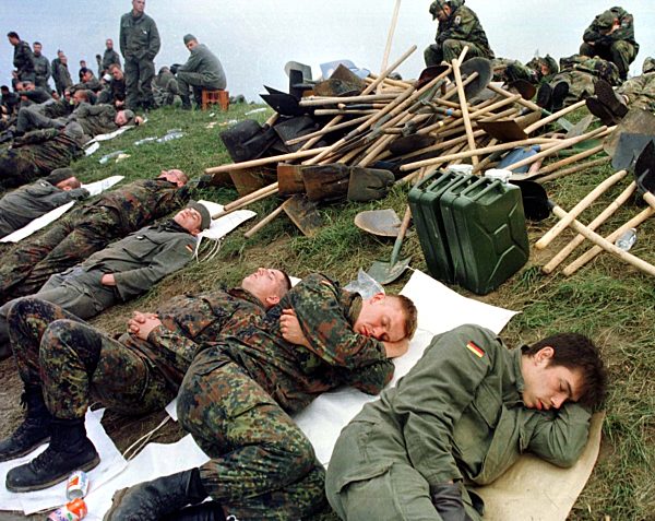 Arbeiten bis zur Erschöpfung: Soldaten im Hochwassergebiet