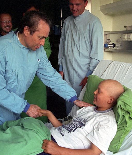 Carreras besucht leukämiekrankes Kind in Hamburg